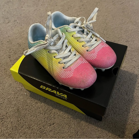 ⚽️ Brava Girls Soccer Cleats - Rainbow Coloring, White Laces - Size 11 - Picture 3 of 5
